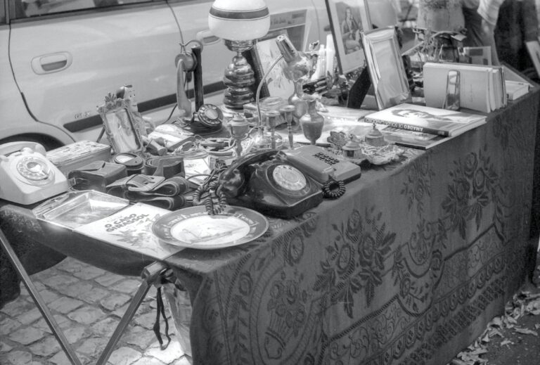 Ein Tisch mit Dingen, die auf einem Flohmarkt verkauftwerden